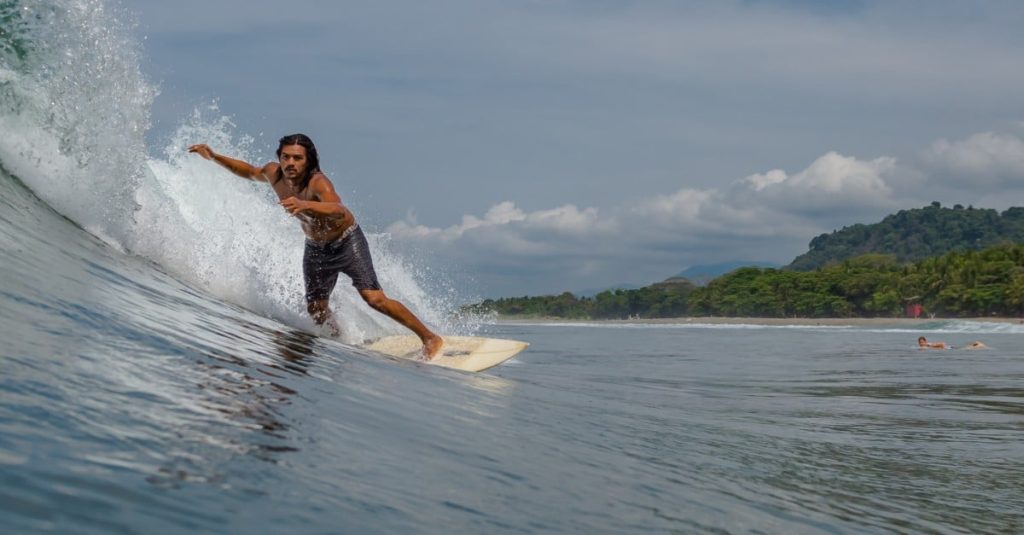 Surfeando en playa dominical