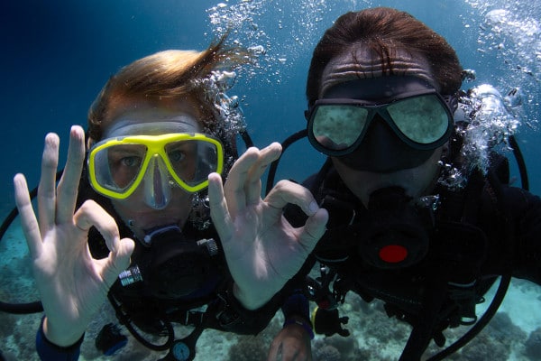 Como involucrar a tus amigos en el buceo