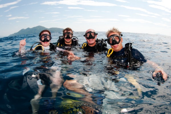 Amigos disfrutando del buceo