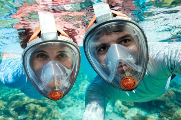 Personas utilizando máscaras de snorkel