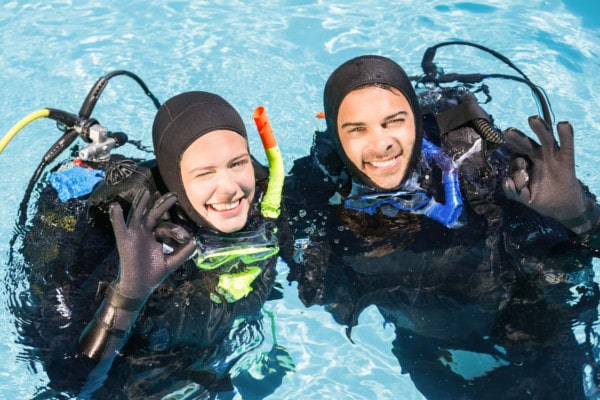 Pareja de buzos en piscina