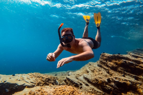 Joven nadando bajo el agua