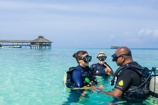 Dive coach teaching new divers