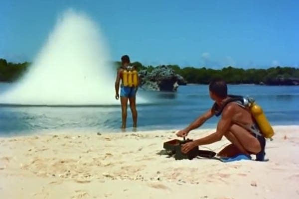 Jacques Cousteau explota un arrecife con dinamita un arrecifede coral.