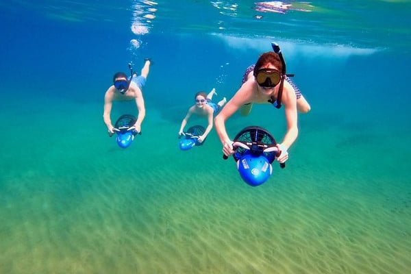 Snorkelers utilizando scooters