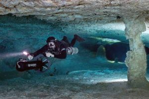 Buceo en cuevas con scooter subacuático