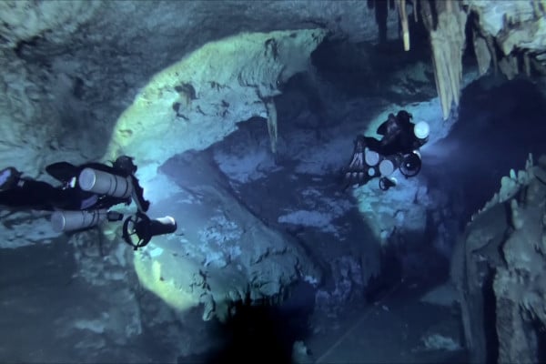 Buceo en cuevas con propulsor subacuático