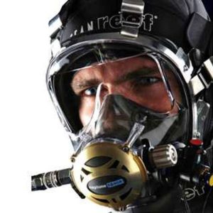 Diver wearing a full face mask