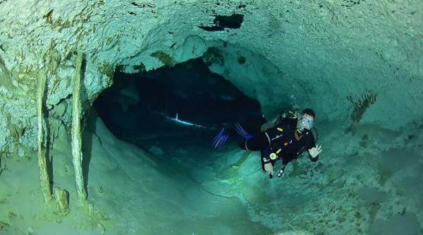 Buzo en caverna