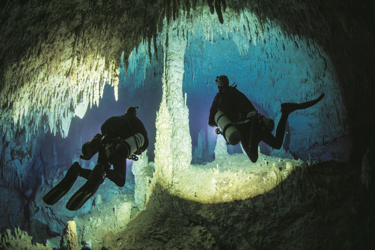 Buceadores en una cueva