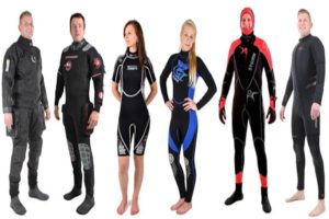 Diferentes modelos de trajes de buceo