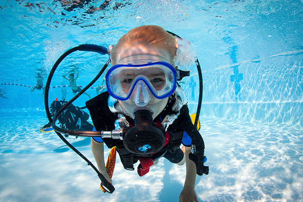 Niños practicando buceo