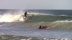 hombre surfeando en Playa Avellanas Costa Rica
