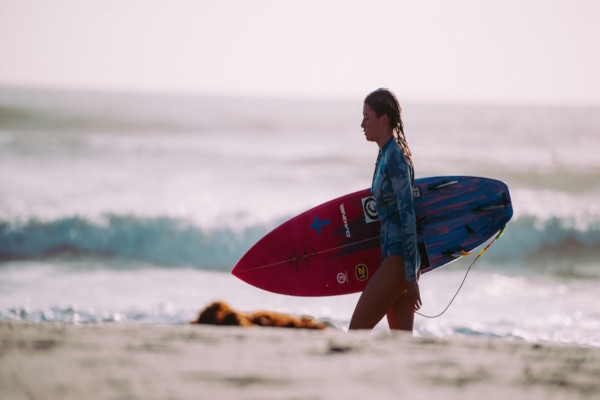 mujer con tabla de surf