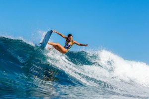 mujer surfeando