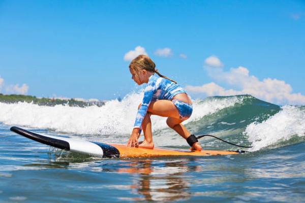 niña practicando surf