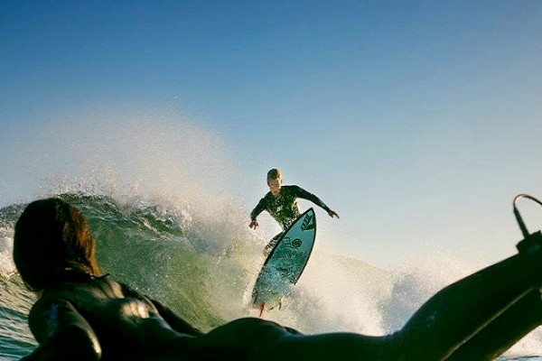 Aprender a surf-surfista obstaculizando a otro