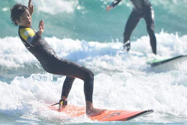 Aprender surf-surfistas novatos practicando