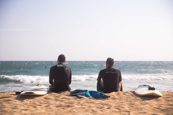 Aprender a surfear-Surfistas observando la playa