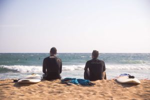 Surfistas observando la playa