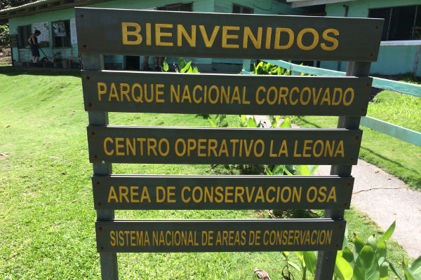 Cartel de Bienvenida en Parque Nacional Corcovado