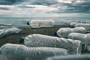 Botellas plásticas en la playa