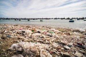 Playa contaminada con basura