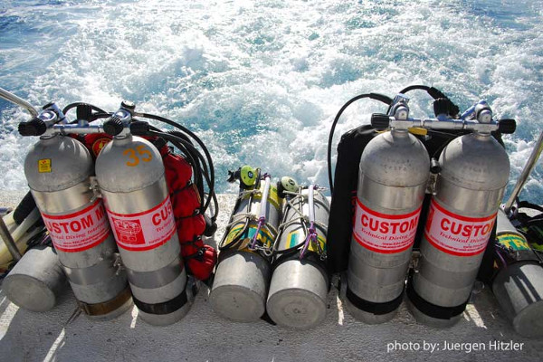 tanques de buceo rellenados con trimix