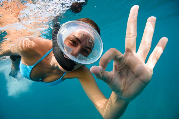 mujer-practicando-snorkel-en-costa-rica