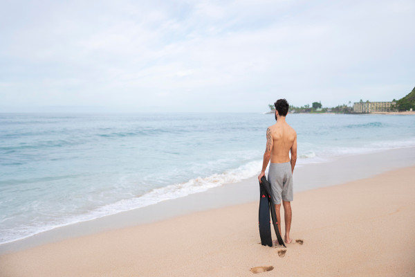 Hombre mirando al mar