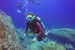 Diver-diving-close-to-a-rock