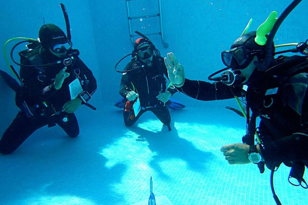 Instructor de buceo y estudiantes