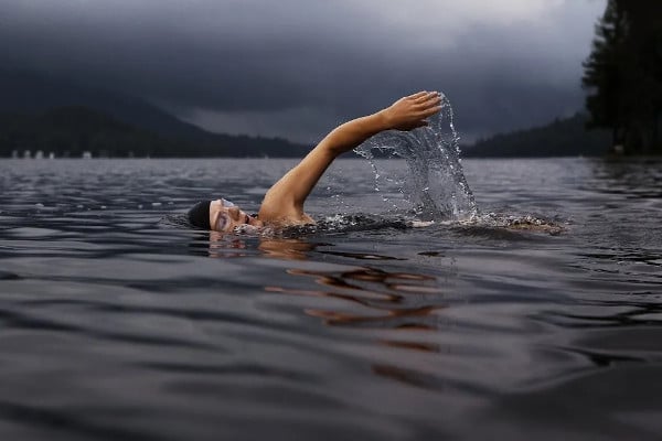 ¿es necesario saber nadar para bucear?hombre nadando 