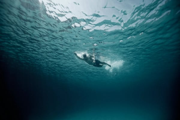 ¿es necesario saber nadar para bucear?hombre nadando bajo el agua