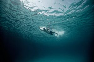 man-swimming-undewater