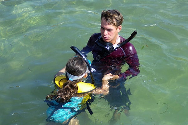 saber nadar para practicar snorkel-niña ´practicando nadar