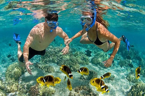 pareja practicando snorkel