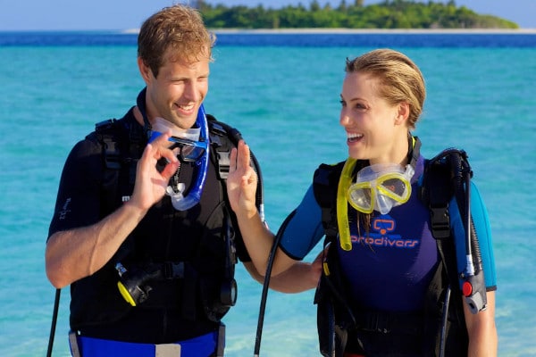 par de snorkelers con traje