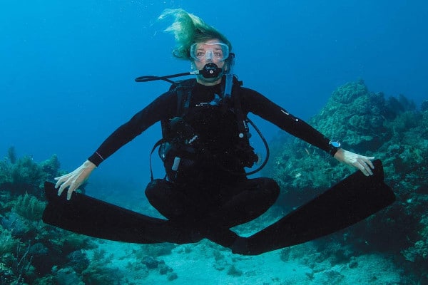 flotabilidad neutra - Mujer practicando flotabilidad neutra en posición de buda.