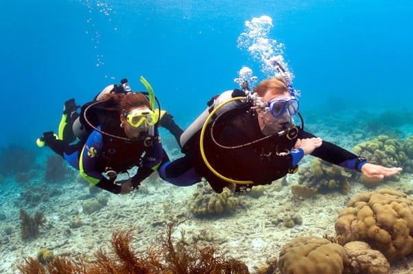 curso de buceo avanzado-Buzos utilizando la comunicación submarina a través de señales manuales 