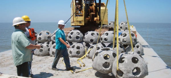 hombres creando arrecifes artificiales