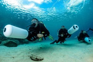Dpv been used by three divers