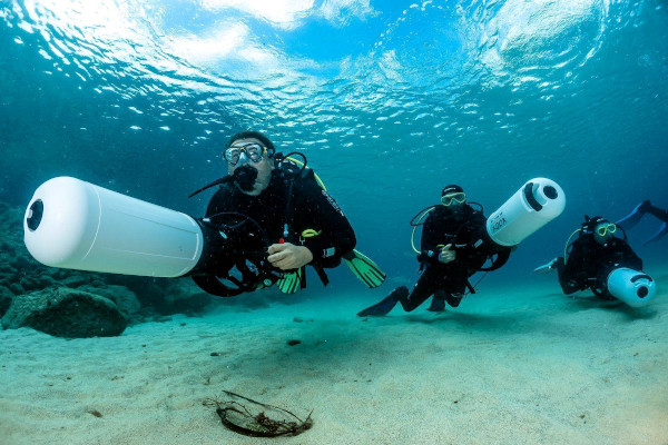 dpv divers exploring