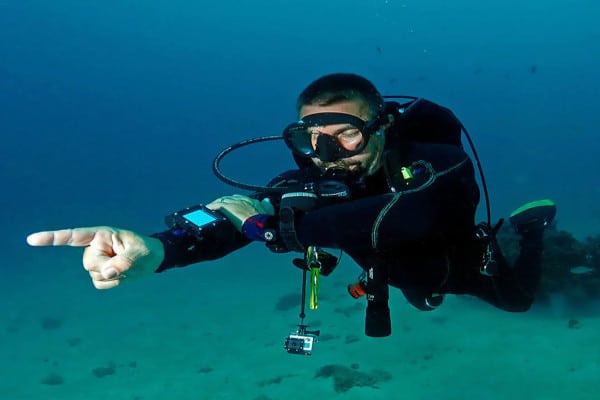 buzo apuntando a la dirección correcta