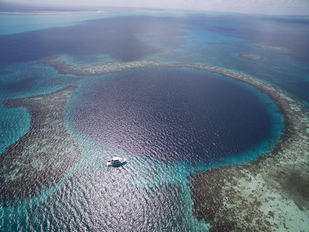challenging dive sites for experienced divers-Great Blue Hole