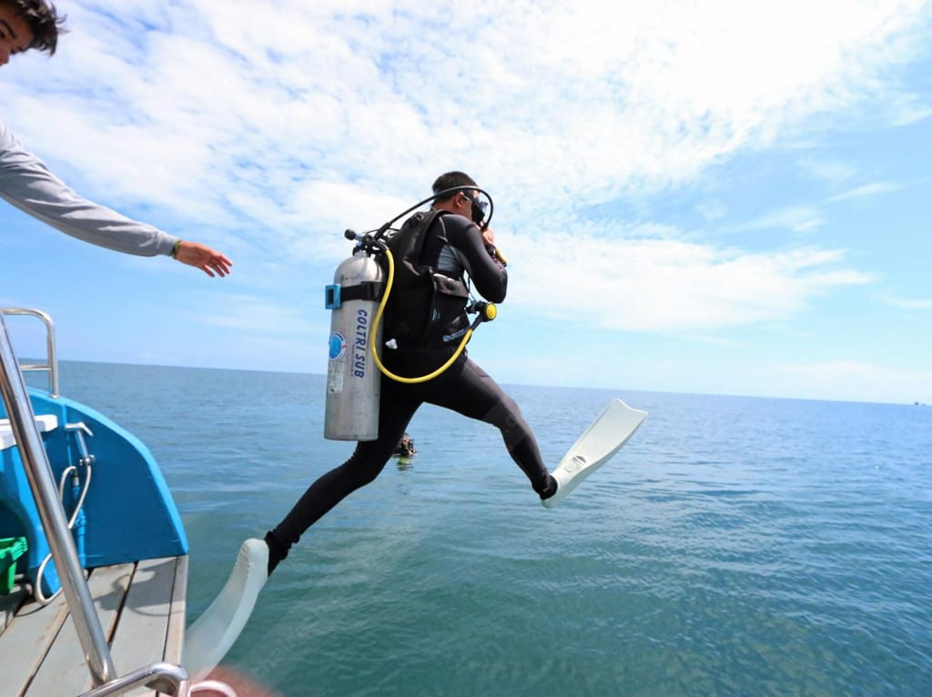 sumergirse en el agua-evaluar el sitio de buceo