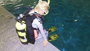 how-to-enter-the-water-scuba-divinghow-to-enter-the-water-scuba-diving
