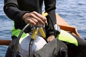 scuba-dive-opening-the-tank-valve
