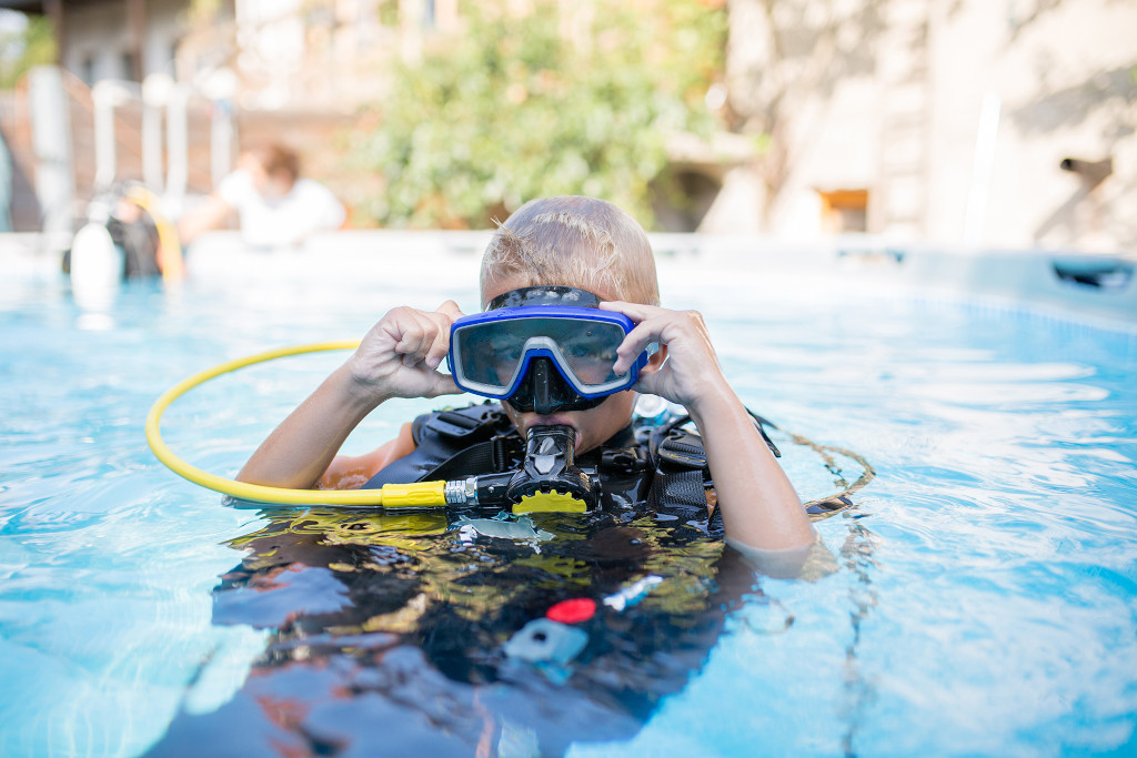 niño con lentes de buceo