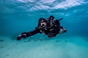 rebreather diving female diver 600
